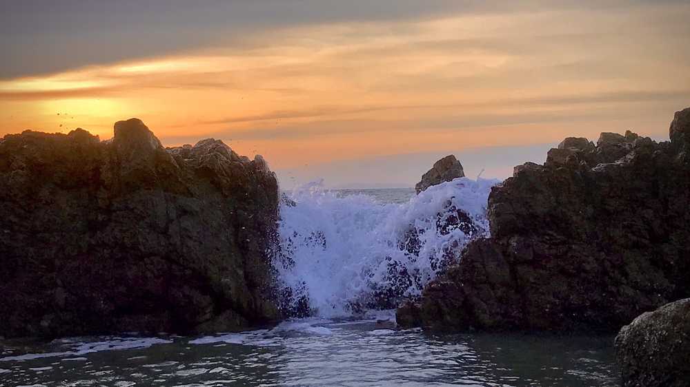 浪花汹涌