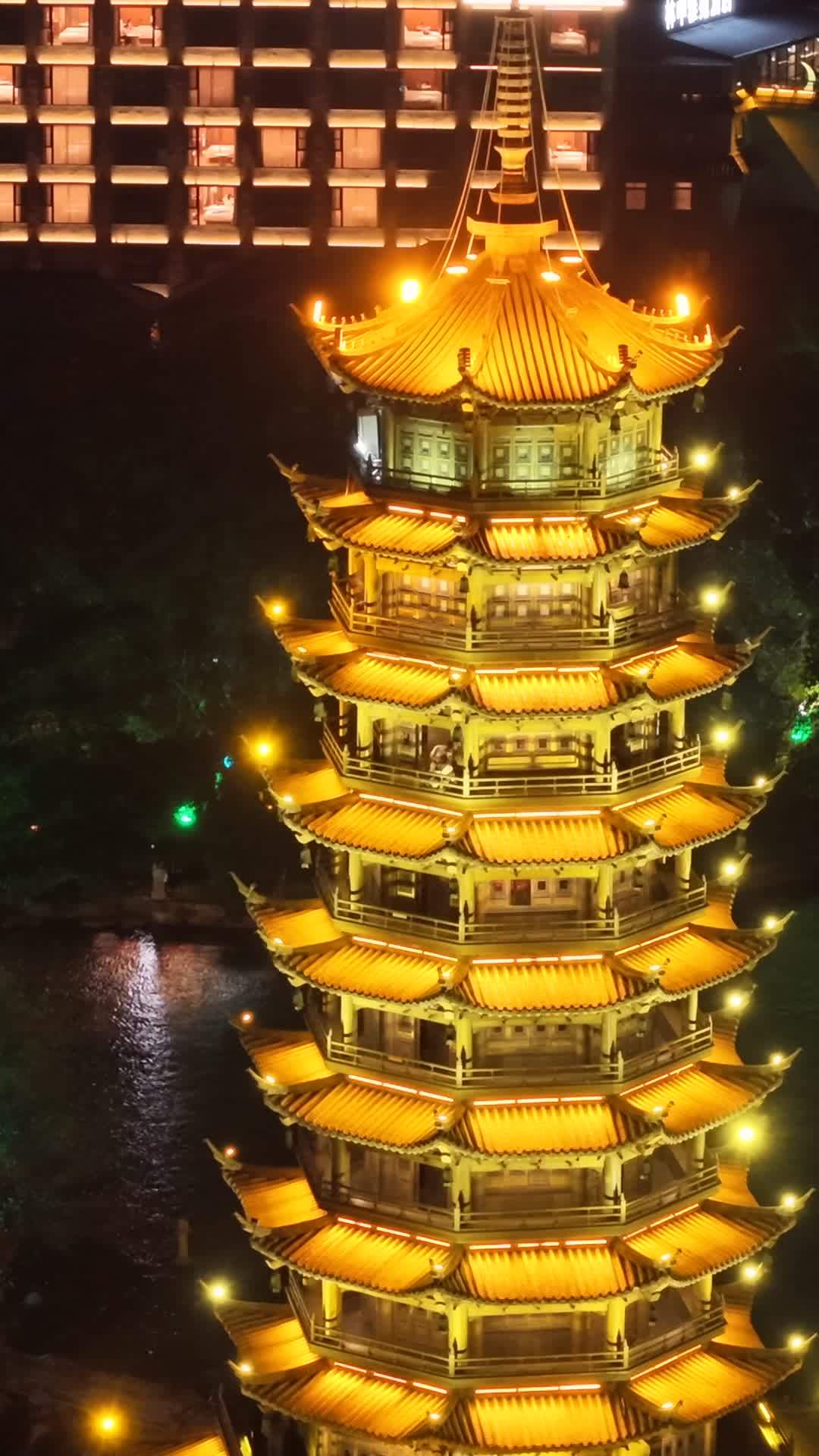 夜色中的古塔