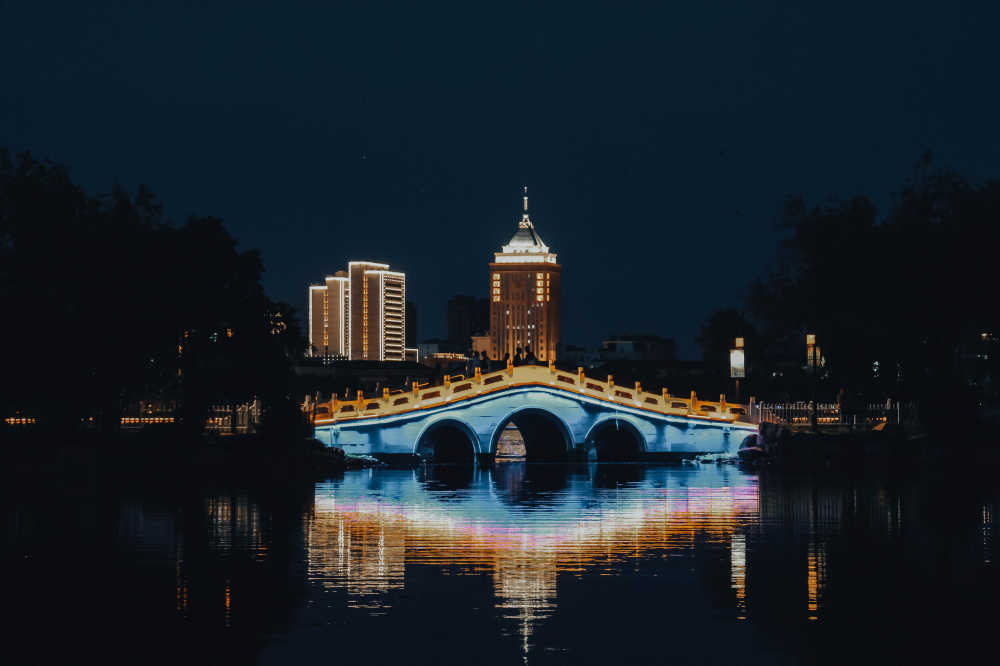 夜色小桥倒影