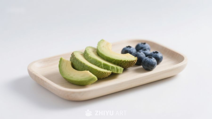 木盘上的牛油果片与蓝莓