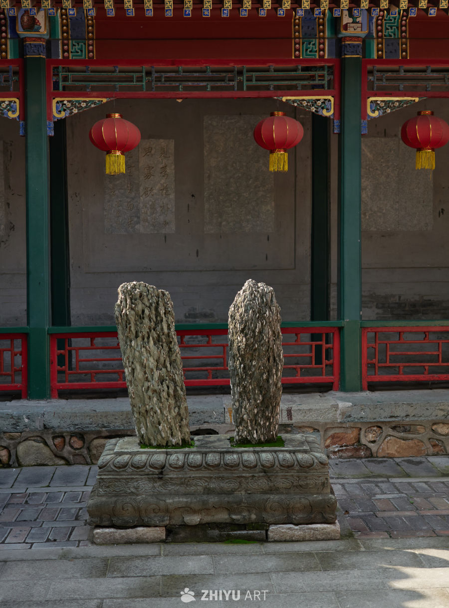 中式古建廊下双石置石特写