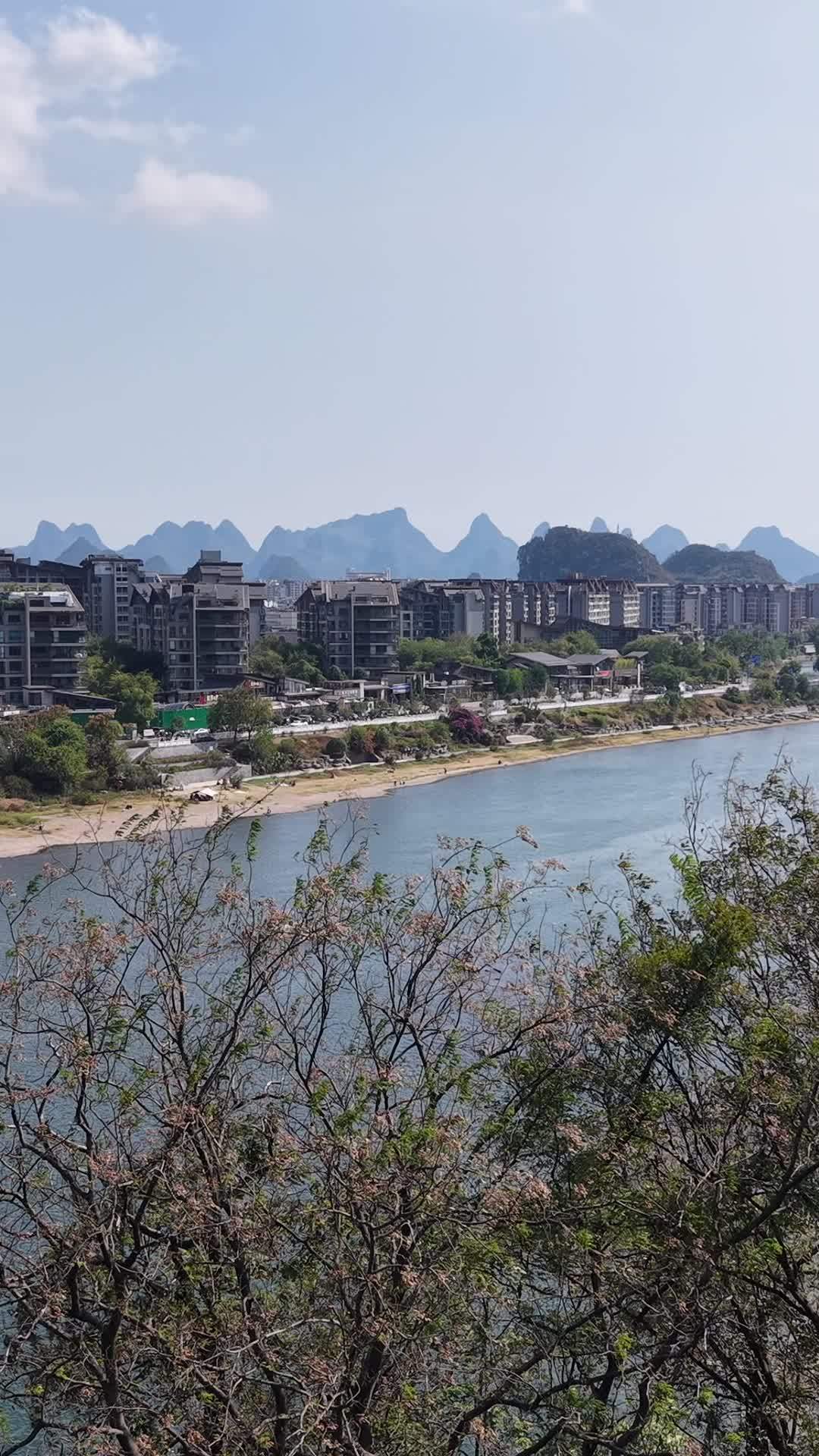河畔城市风光