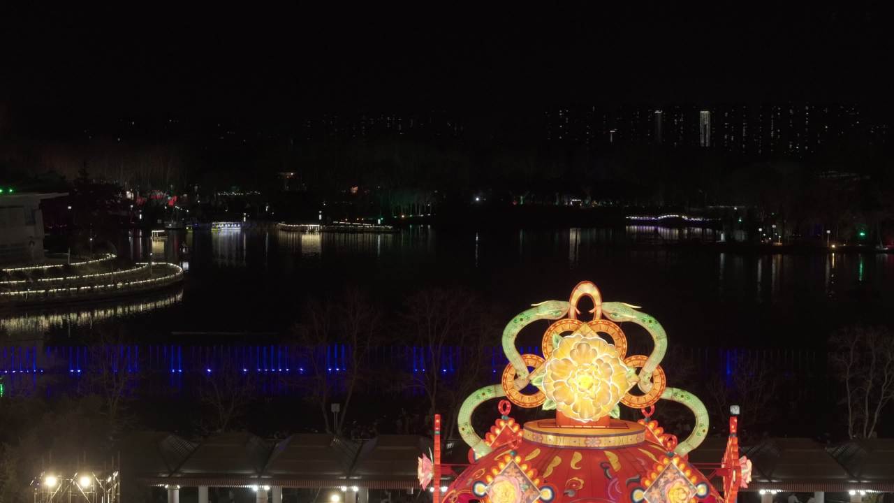 夜幕下的水上灯会