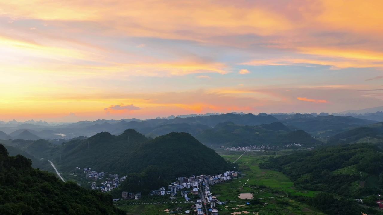 日落下的山间村落
