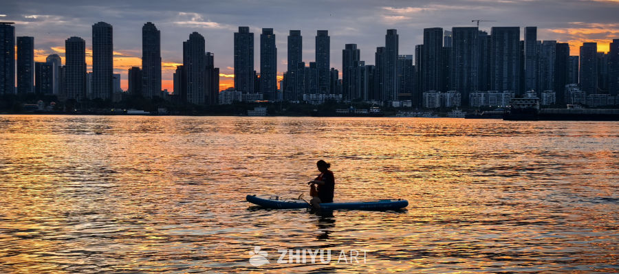 当天边逝去今年的最后一缕晚霞，来年愿你的心中仍有不灭的灯塔