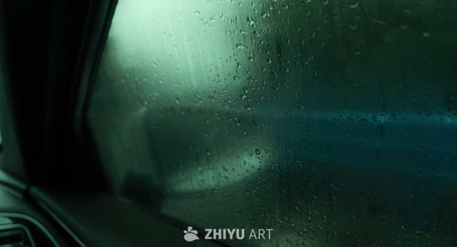 雨夜车窗的朦胧之美