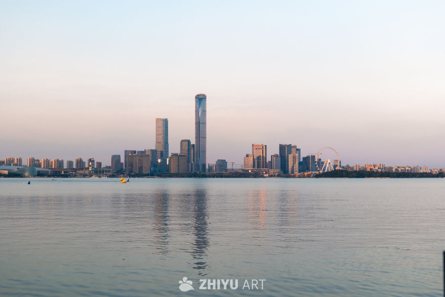 湖畔城市黄昏景