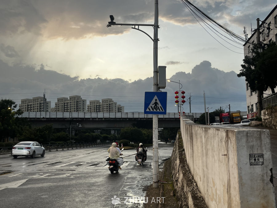 雨后黄昏的城市街景