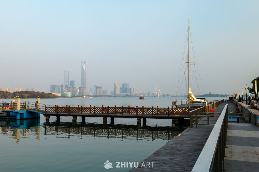 湖畔码头与城市天际线