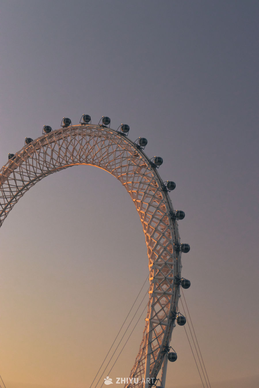 黄昏中的摩天轮剪影