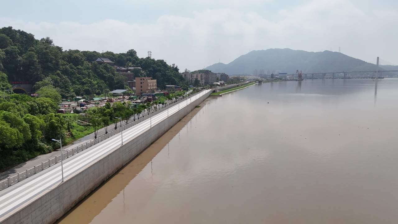 河畔城市的宁静时光