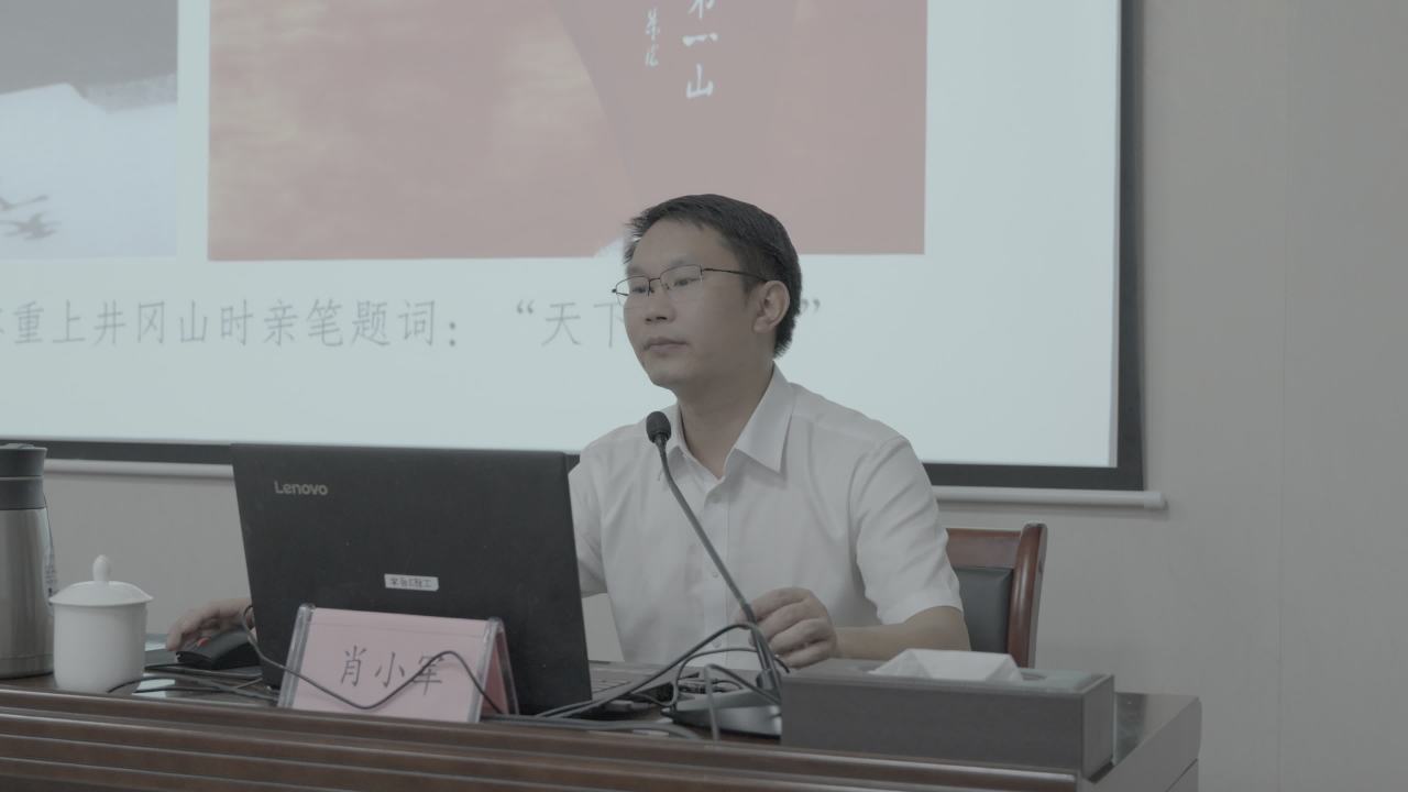男性在会议室进行演讲