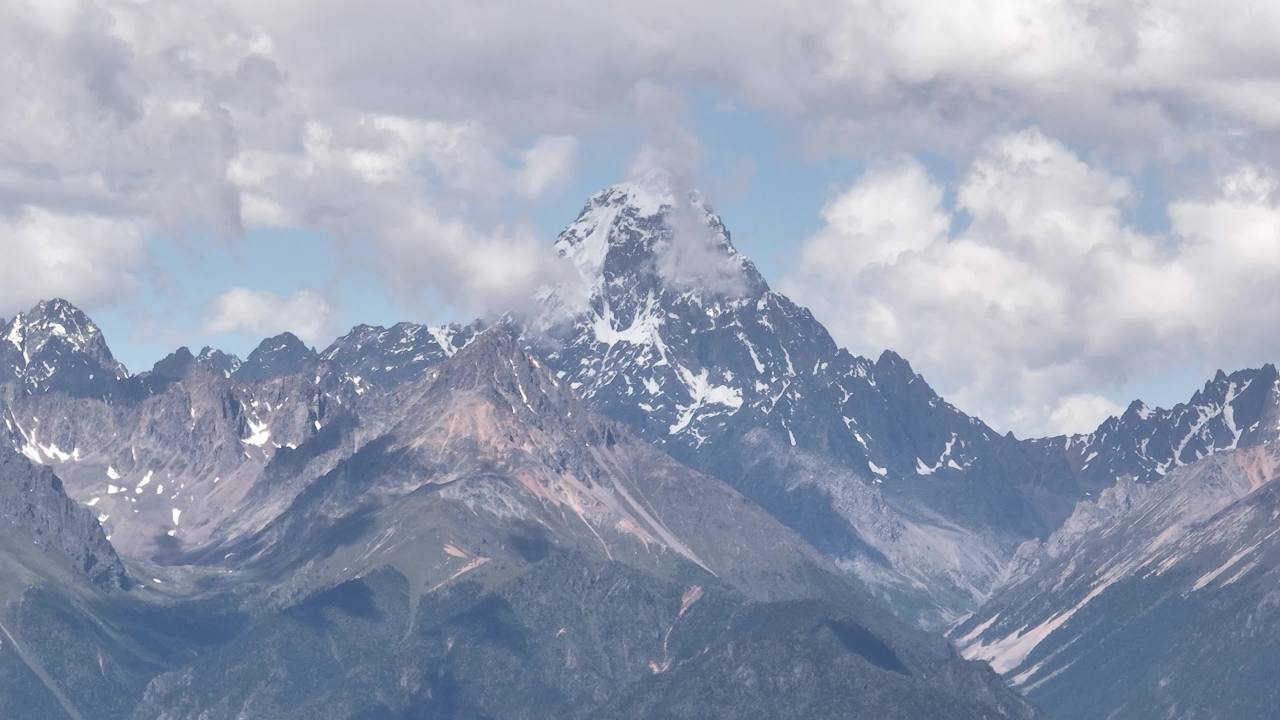 高山峡谷蓝天白云风景
