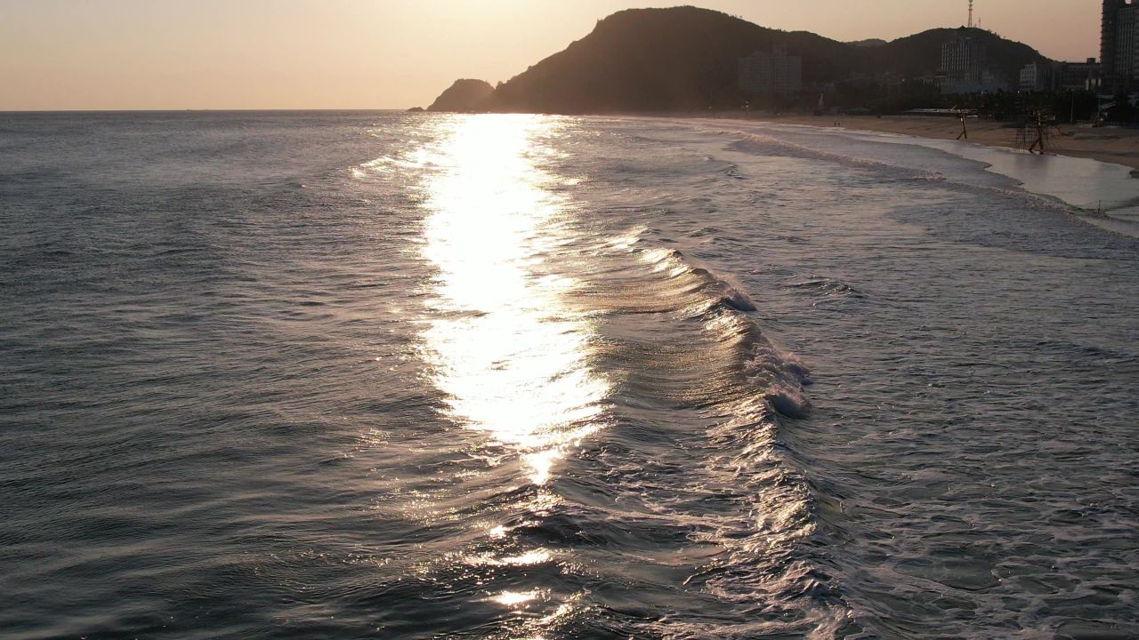 大海海浪沙滩风景航拍 