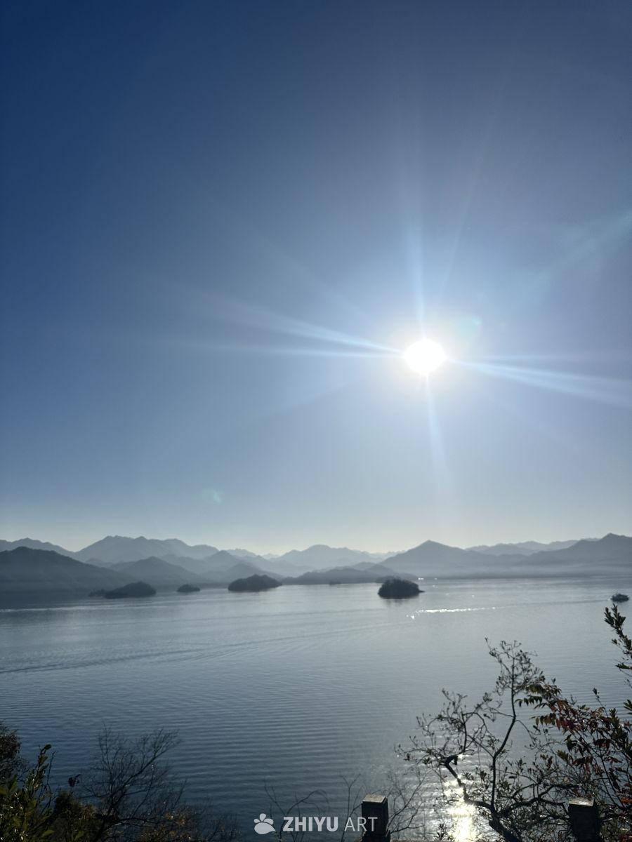 湖光山色，阳光明媚