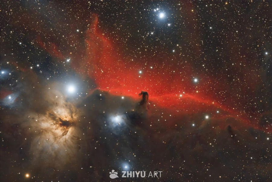 红色星云与璀璨星空