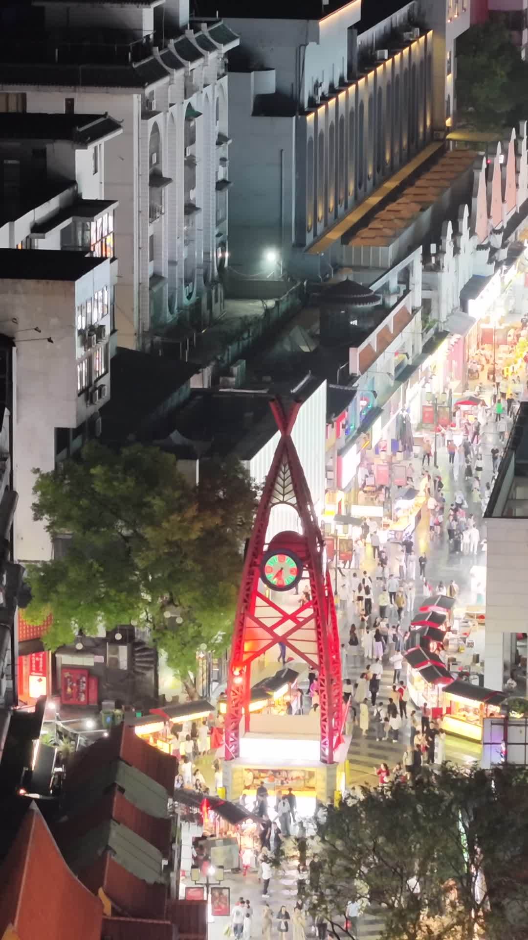 竖版航拍贵州正阳路步行街夜景人流 (5)