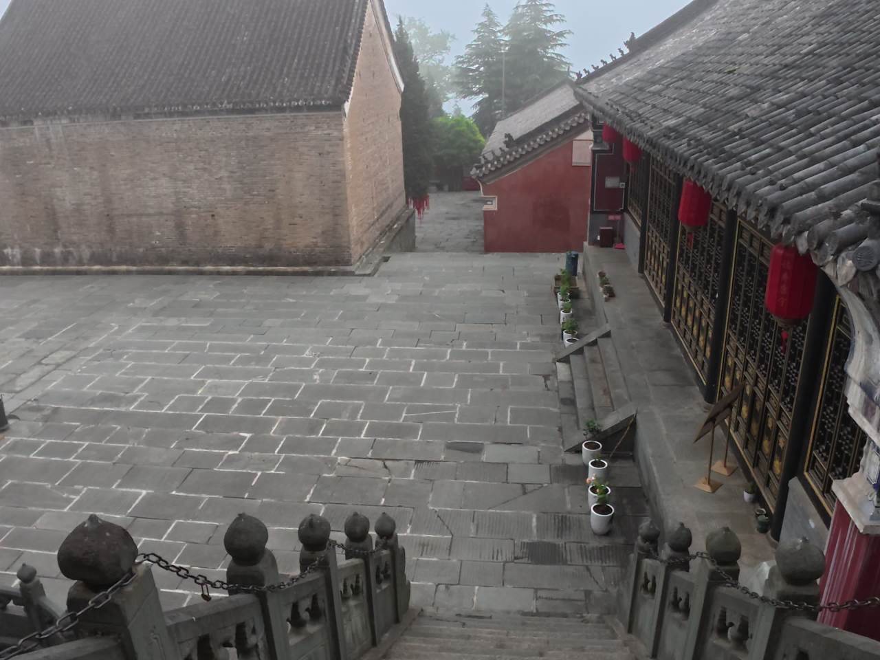 古韵庭院晨雾