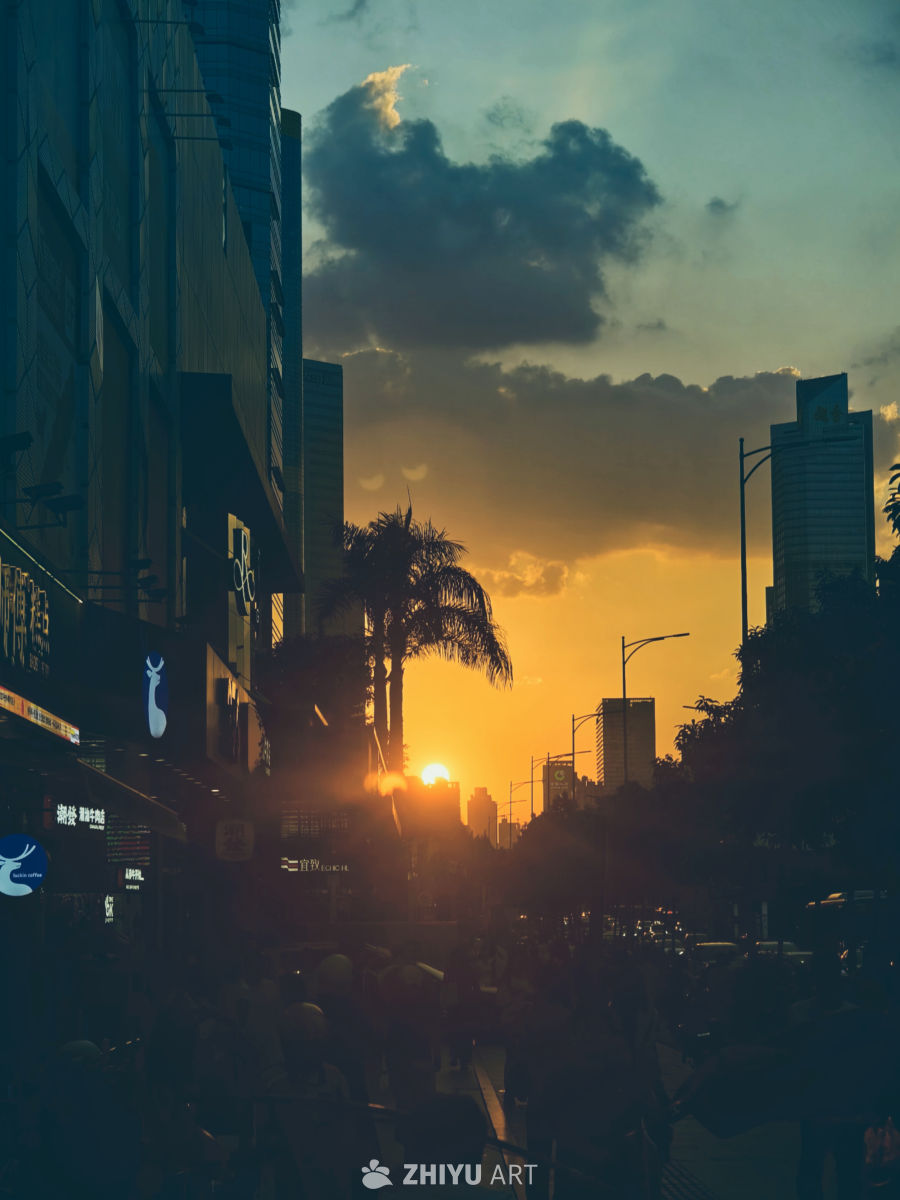 都市黄昏：夕阳下的繁华街景