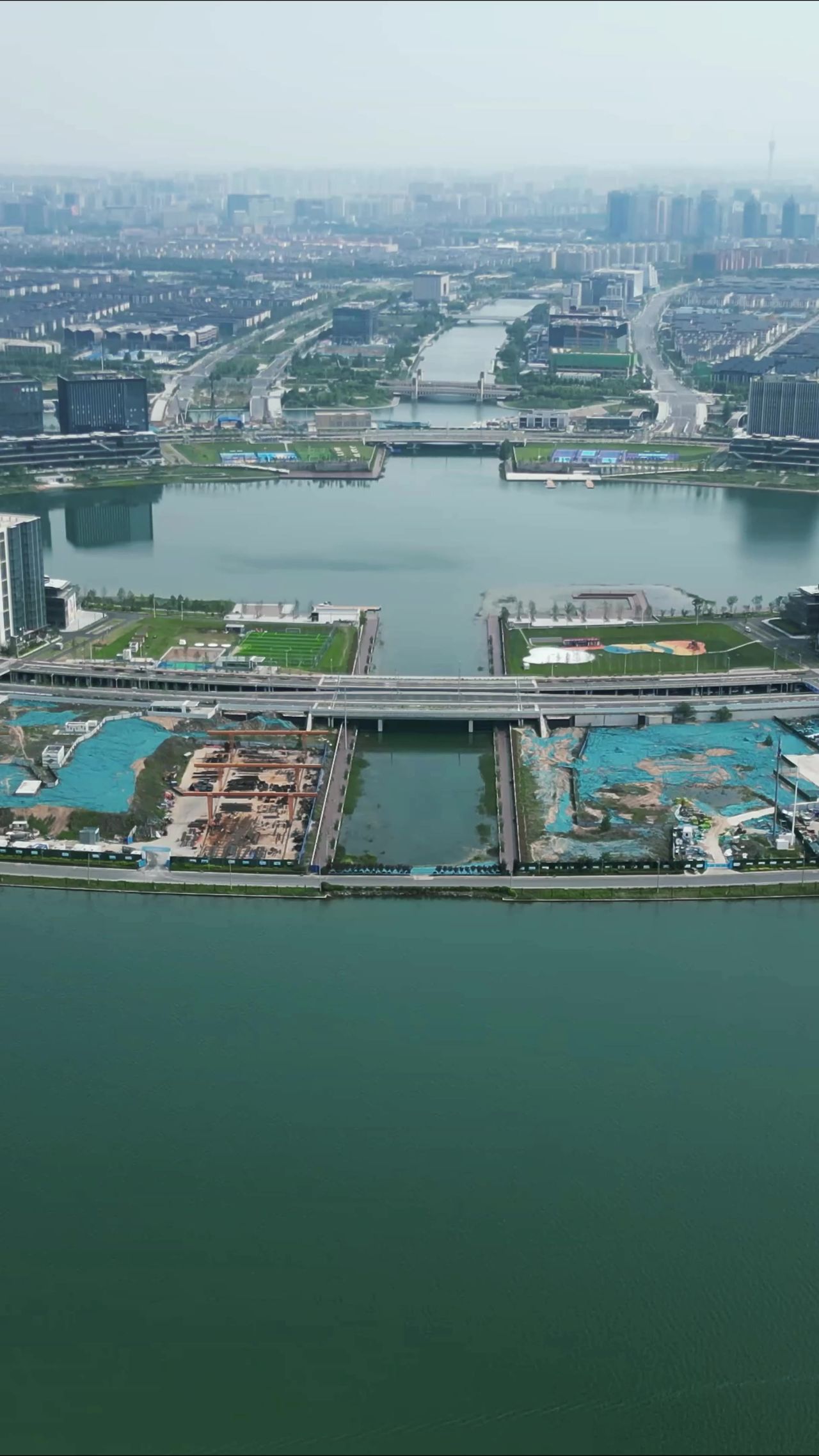 河南郑州龙湖公园竖屏航拍  