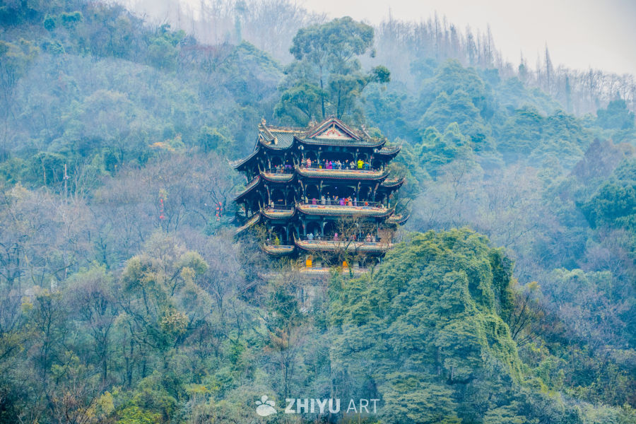 雾中古塔