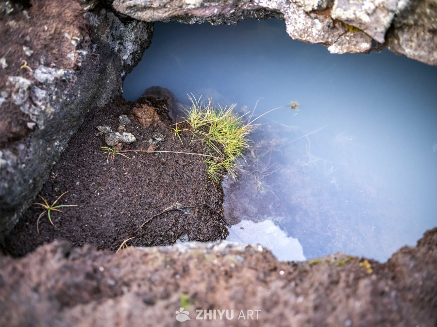 岩石间的静谧水坑