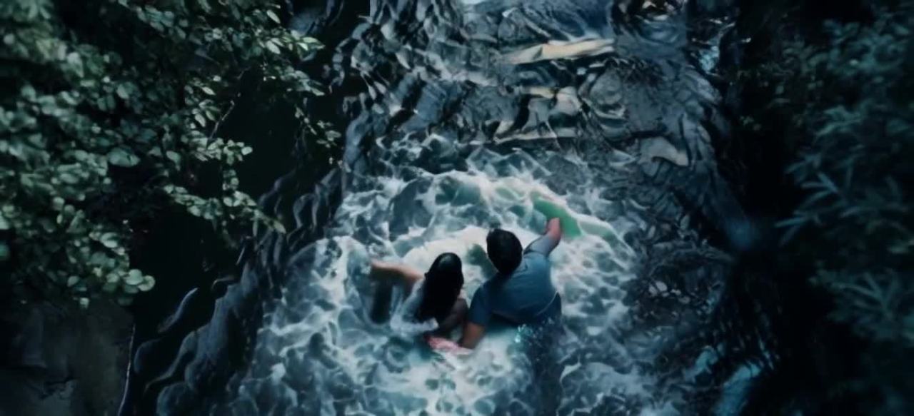 两条河水汇聚在一起，河水沿着画面中心向下流淌。河水