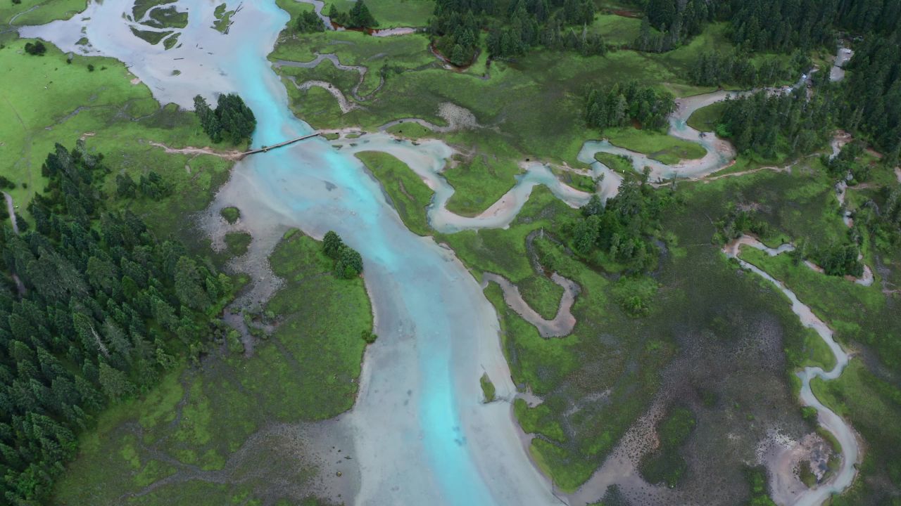 航拍夏天的西藏林芝新措河谷湿地