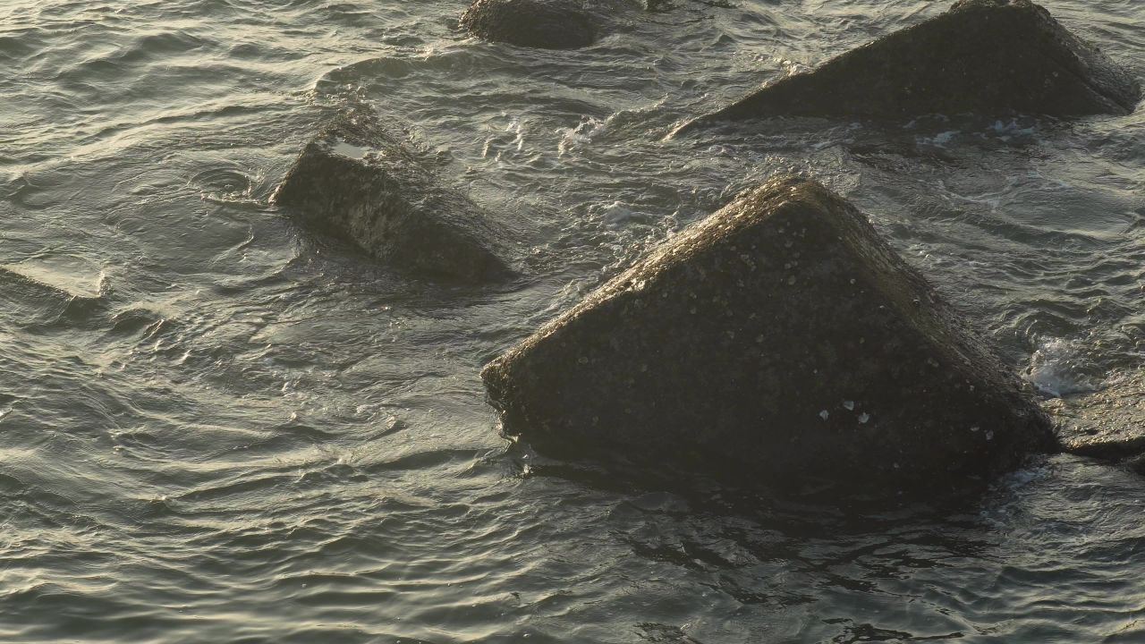 海水击打礁石