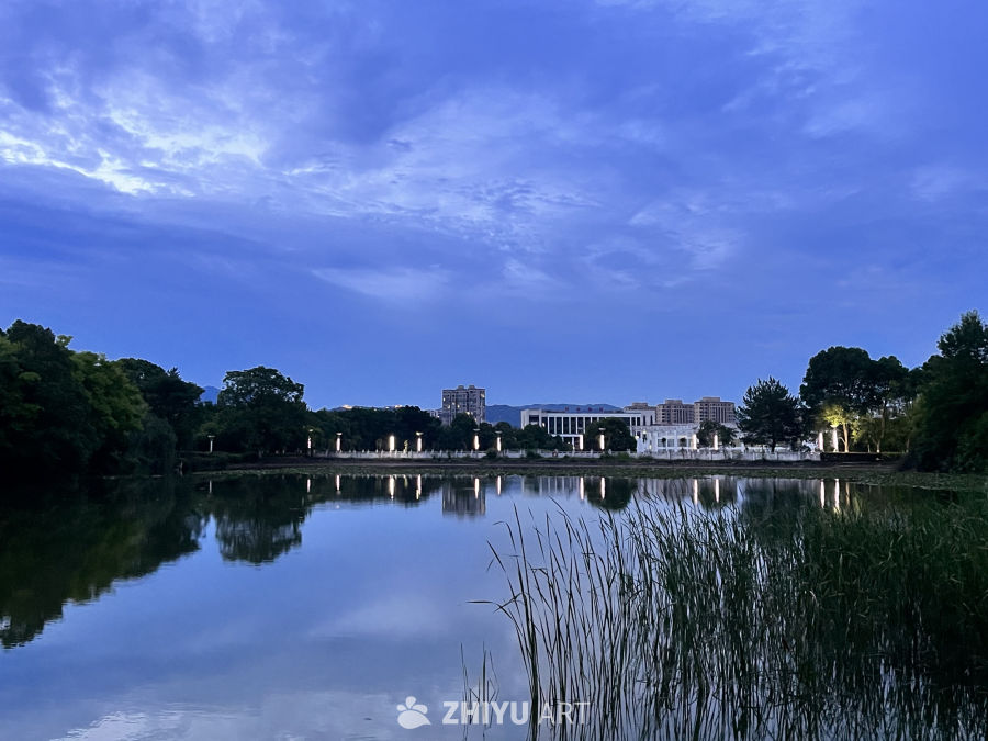 湖畔黄昏静谧景