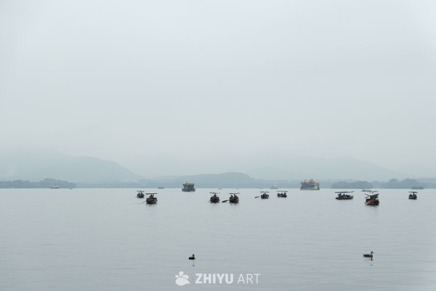 薄雾湖景，小舟悠然
