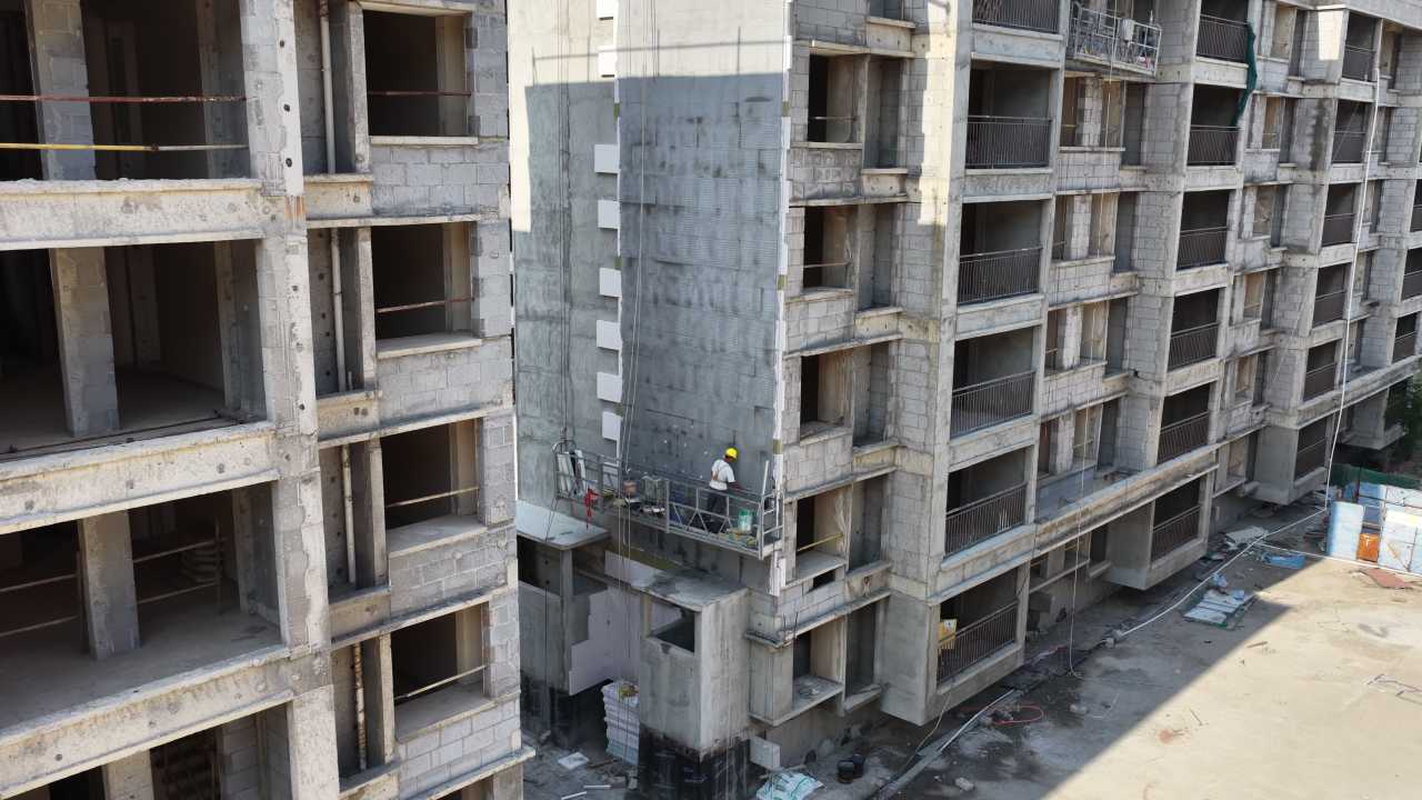 高楼建设中的工人身影