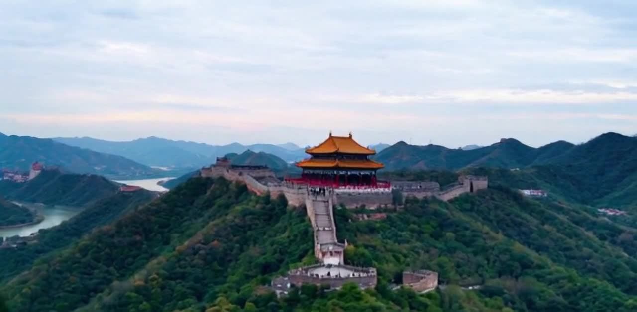 五星红旗在蓝天飘扬，长城蜿蜒在山间，黄河在山谷中奔