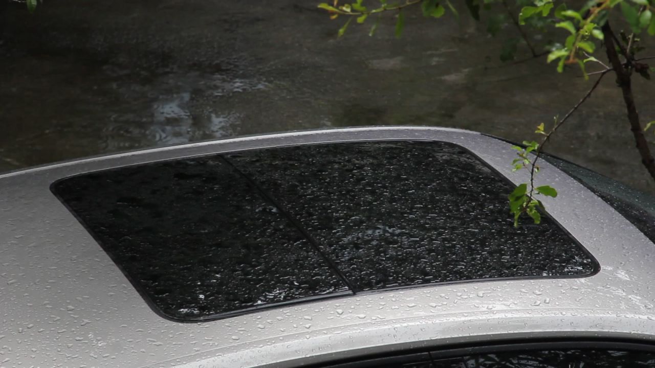雨中的汽车全景天窗