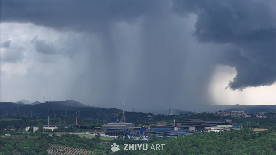 工业区暴雨前的宁静