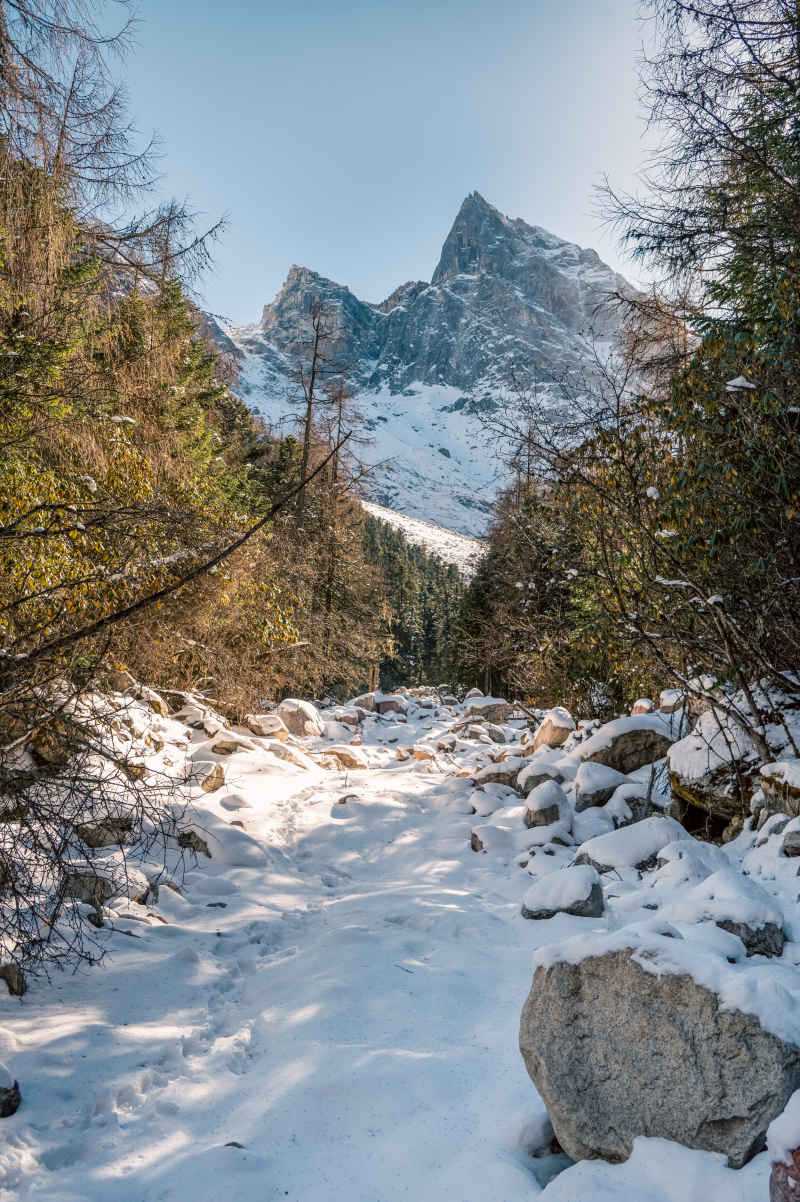 沟中雪山