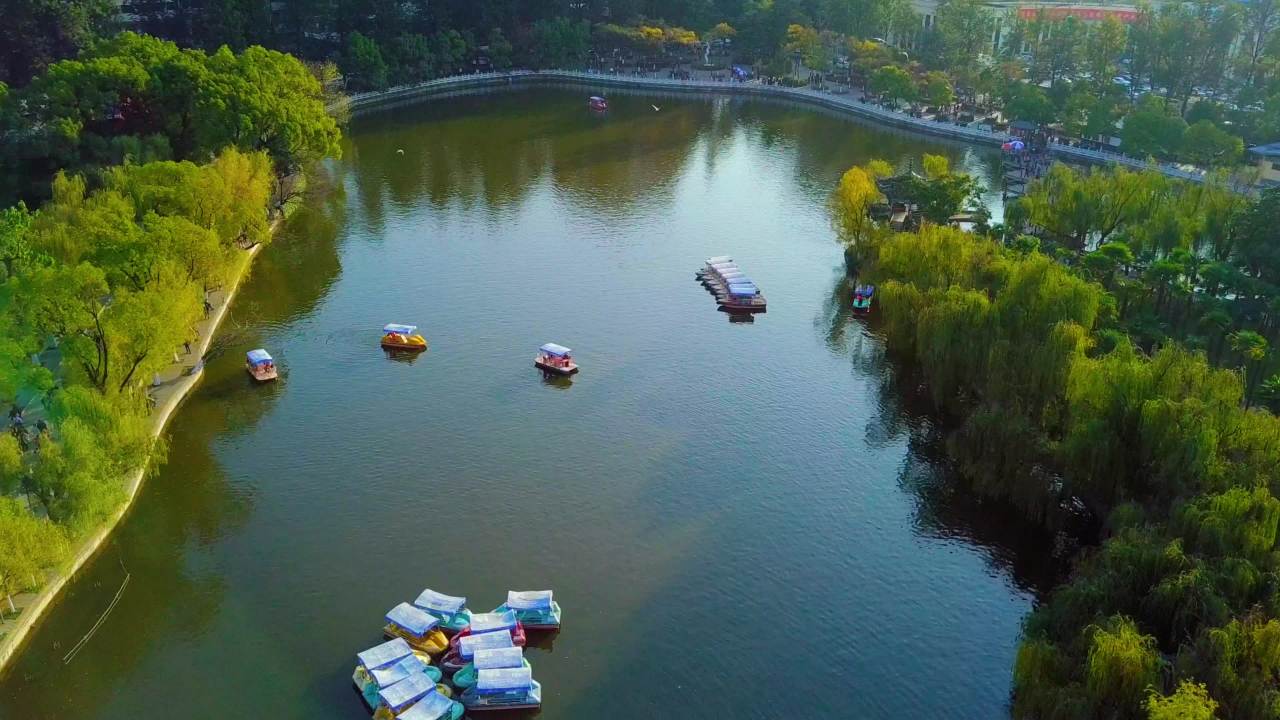 湖畔悠闲时光