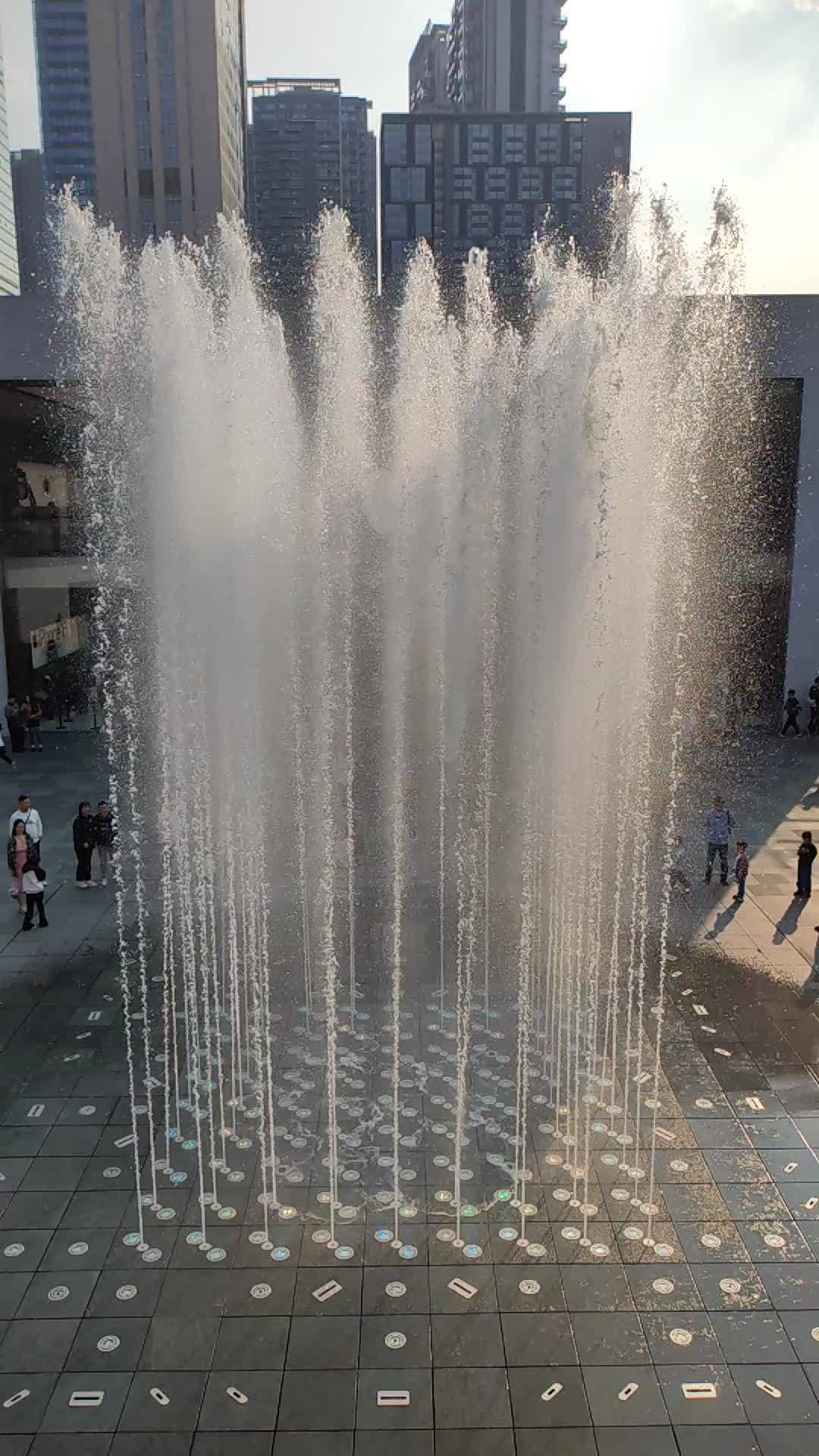 广场喷泉玩耍的人们