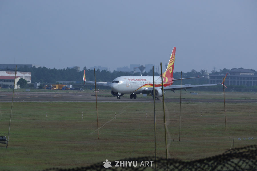 清晨机场的海南航空飞机