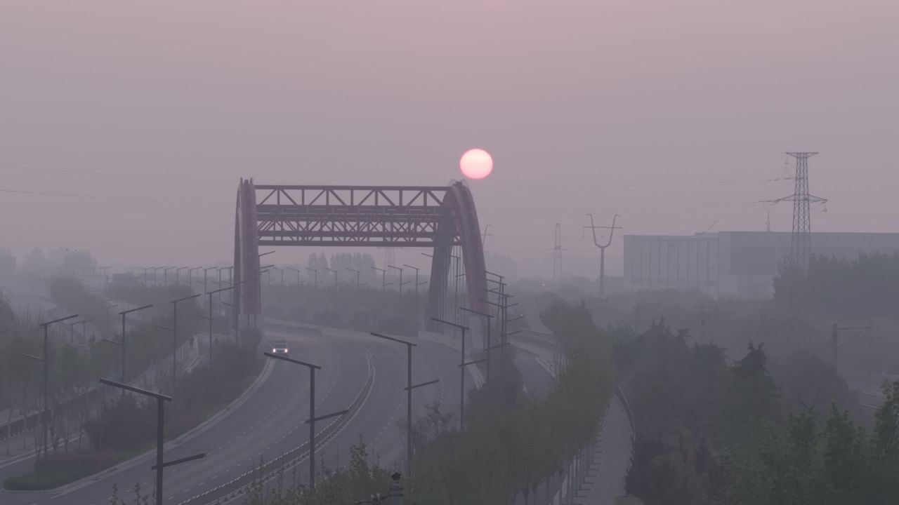 晨雾中的日出与桥梁