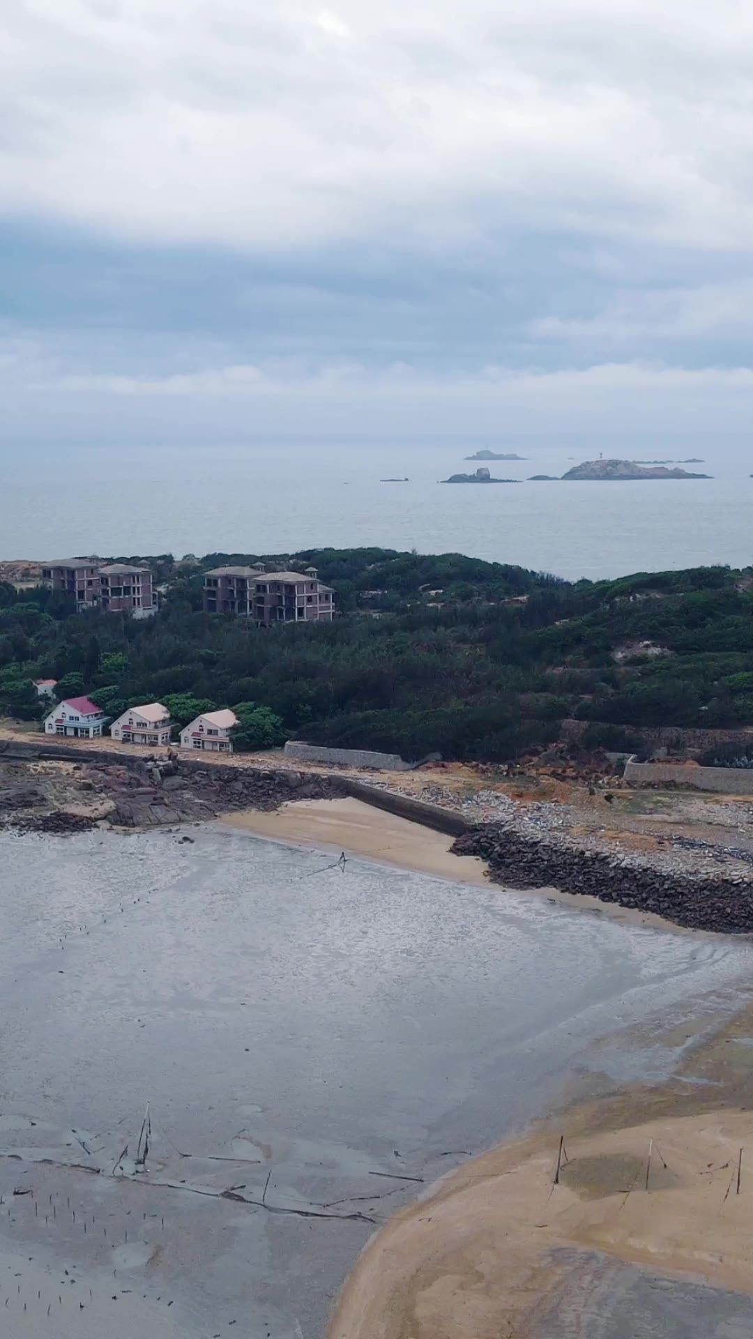 航拍海边退潮后渔船