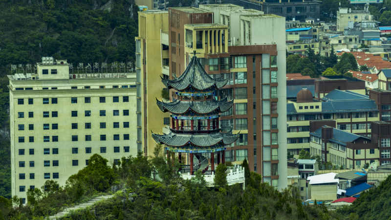 闹市中的亭子