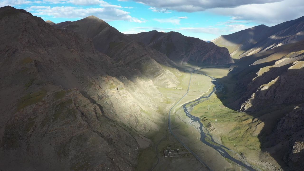 航拍西藏日喀则山谷风光