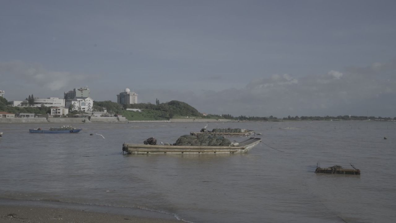 海上漂浮的木筏