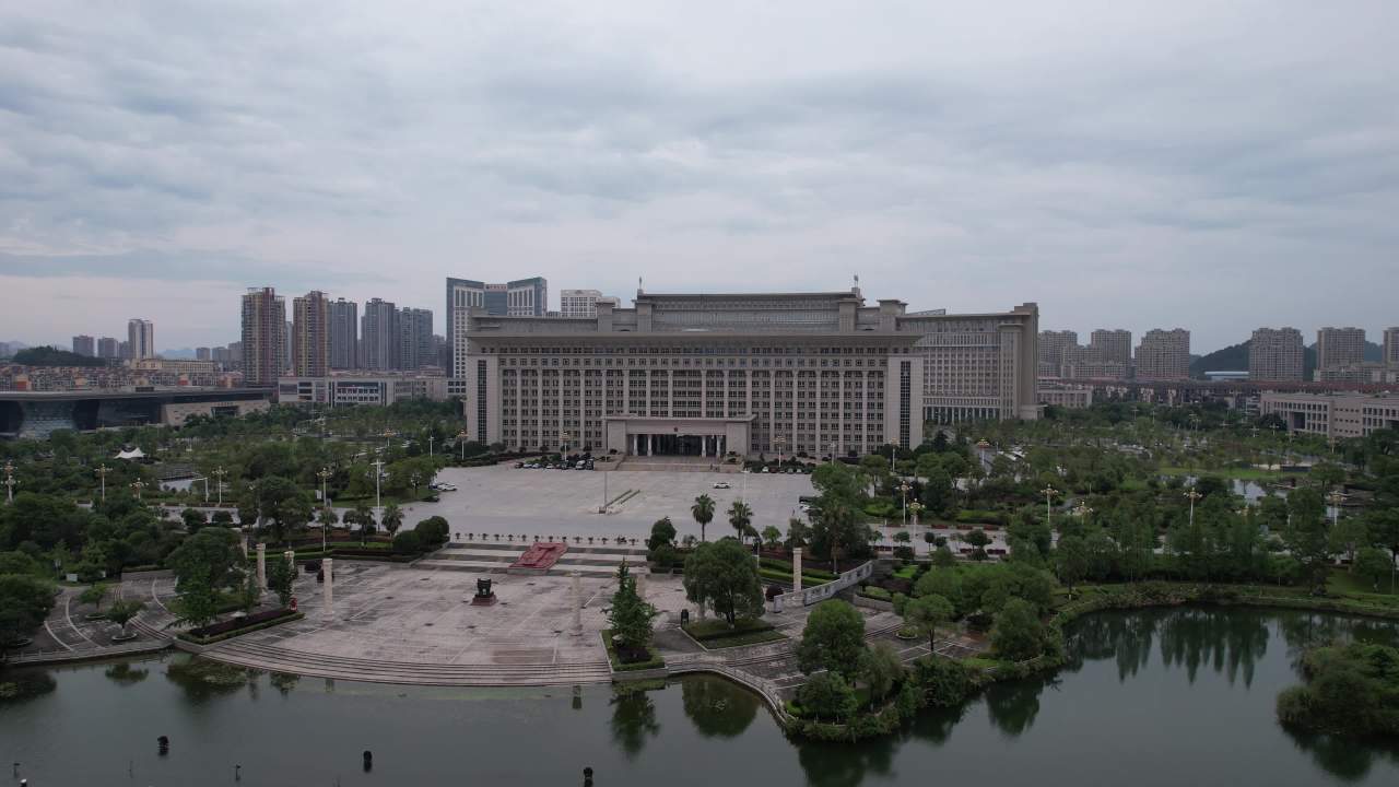 城市中心的宏伟建筑与自然美景