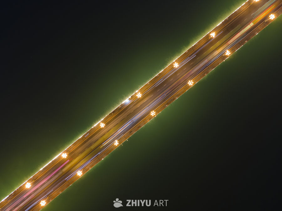 夜幕下的公路光影