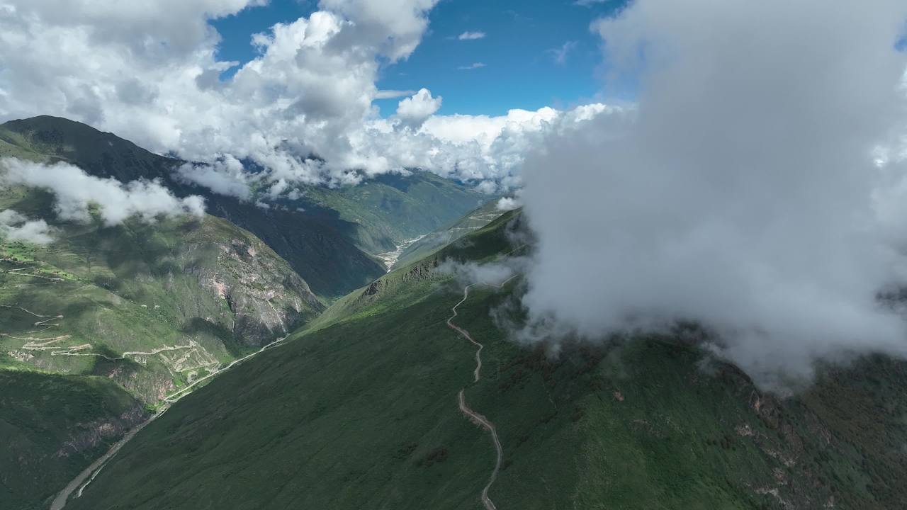 云端覆盖高山峡谷风景