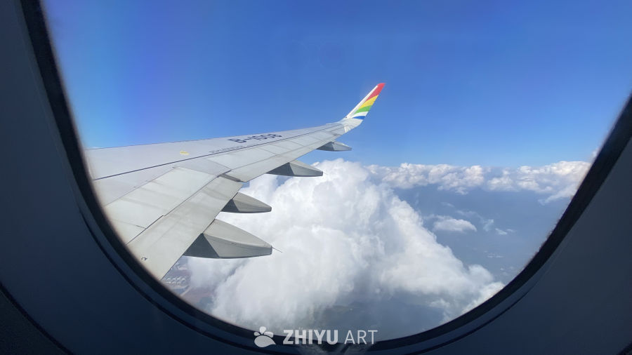 飞机窗外的蓝天白云