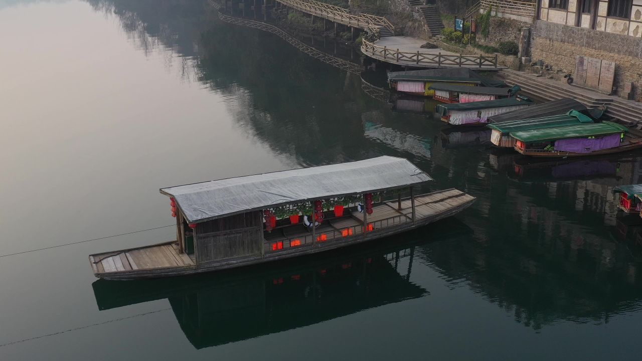 航拍湖南湘西茶峒古镇（边城）的方头渡船