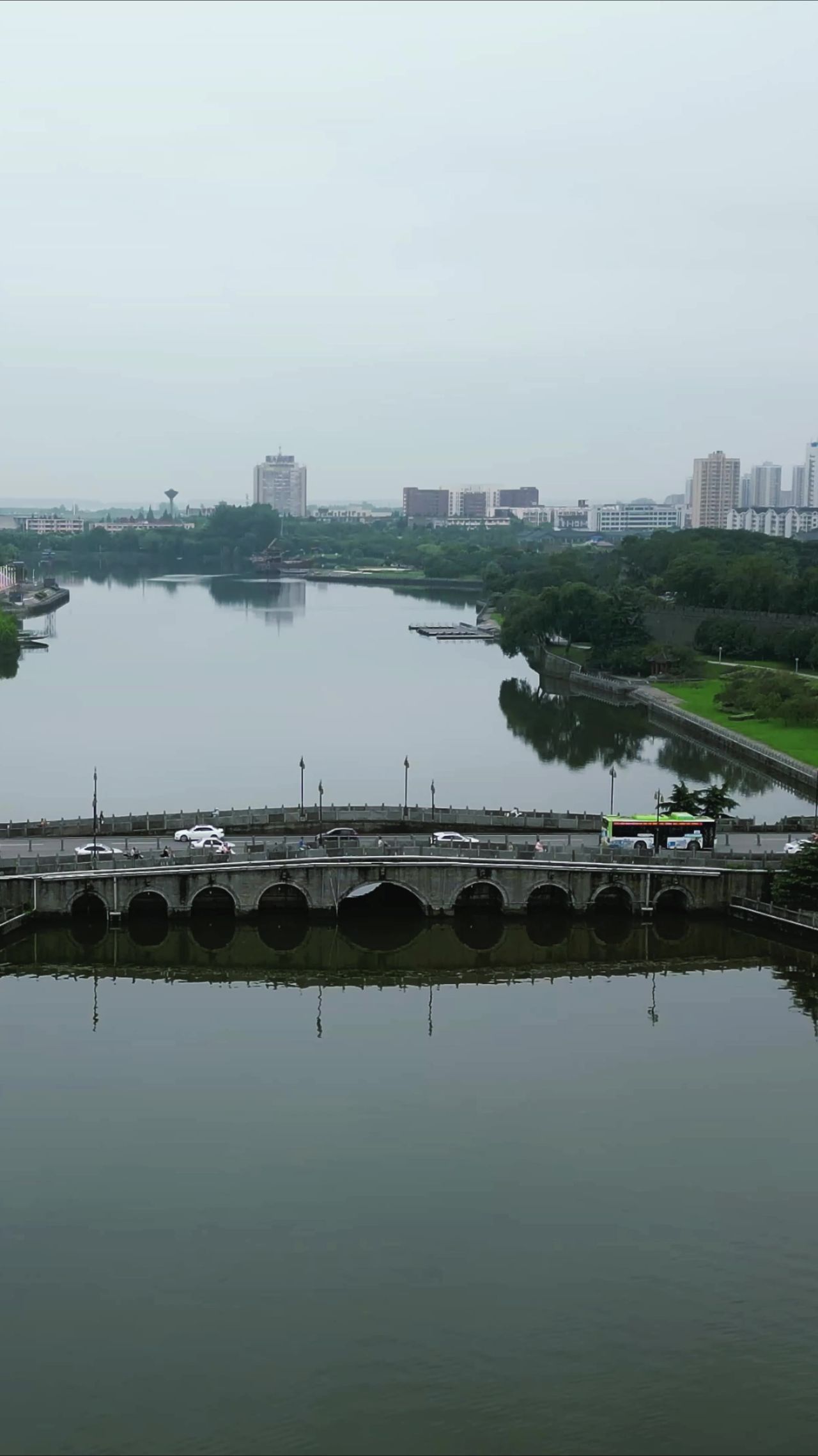 湖北荆州古城建筑竖屏航拍